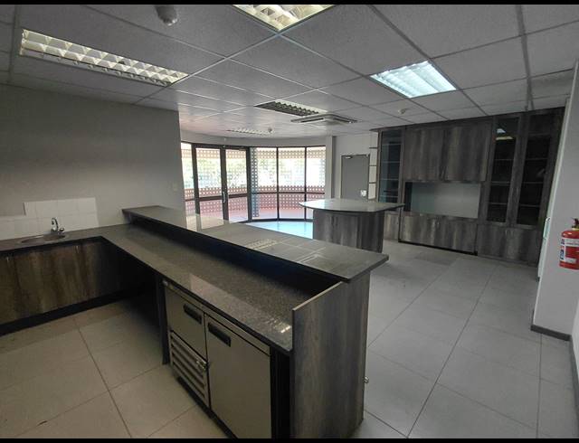 2,037M² OFFICE TO LET IN VORNA VALLEY
